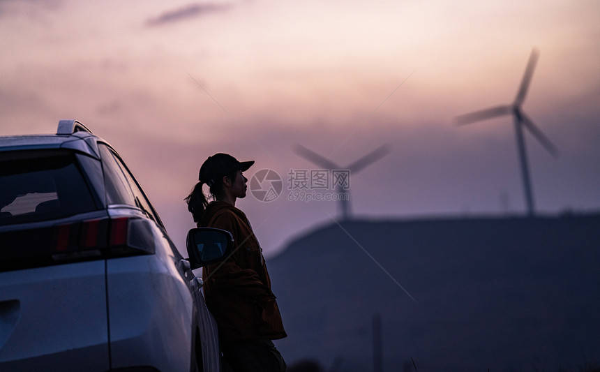 年轻女人自驾游图片