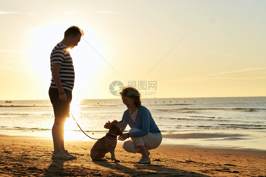 老年夫妇在海边玩耍图片