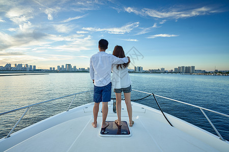 爱的帆船素材浪漫的青年夫妇乘坐游艇出海背景
