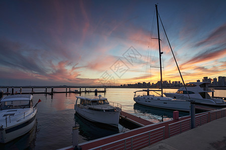 秦皇岛码头夕阳下的游艇背景