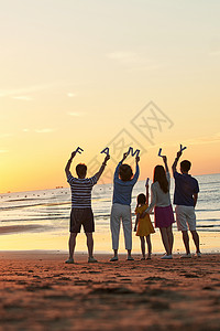 你好夏天英文字体设计在海边度假的快乐家庭背景