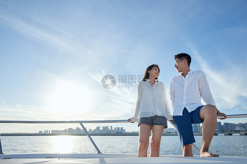 浪漫的青年夫妇乘坐游艇出海图片
