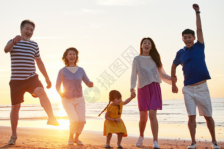 在海边度假的快乐家庭高清图片