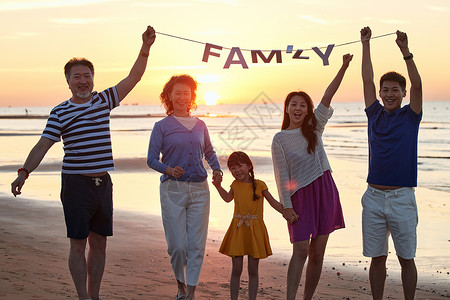 户外横幅在海边度假的快乐家庭背景
