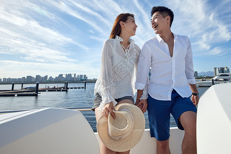 船栏杆浪漫的青年夫妇乘坐游艇出海背景