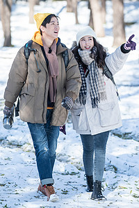 冬季年轻夫妇户外郊游高清图片