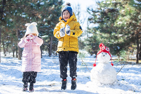 快乐儿童和雪人图片