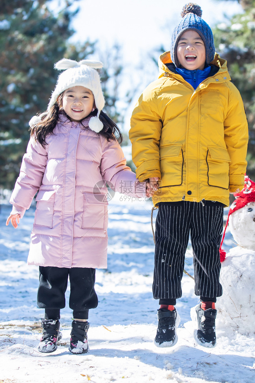 快乐儿童在雪地上玩耍图片