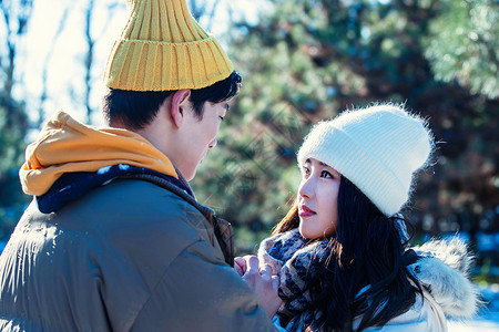 冬日里甜蜜的青年伴侣背景图片