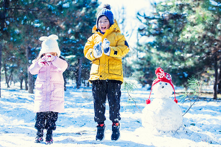 快乐儿童和雪人图片