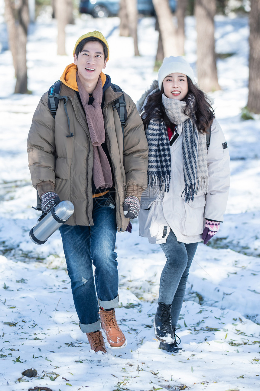 冬季年轻夫妇户外郊游图片