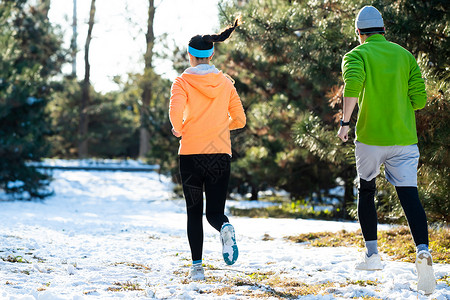技能训练冬季青年情侣户外慢跑的背影背景