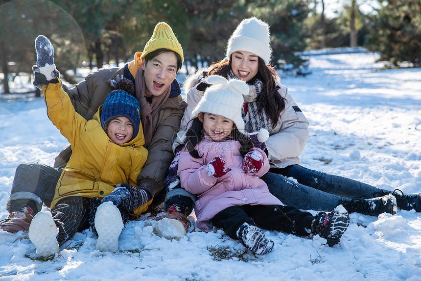 快乐的一家人坐在雪地上图片