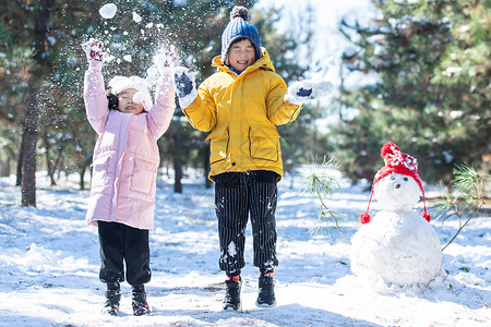 快乐儿童和雪人图片