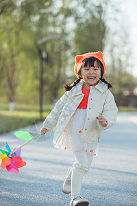 放风筝的小姑娘可爱的小女孩在户外玩耍背景