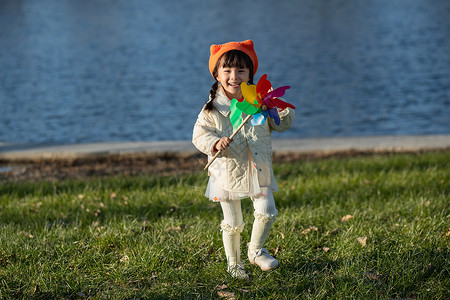 彩色人物跑步可爱的小女孩在户外玩耍背景