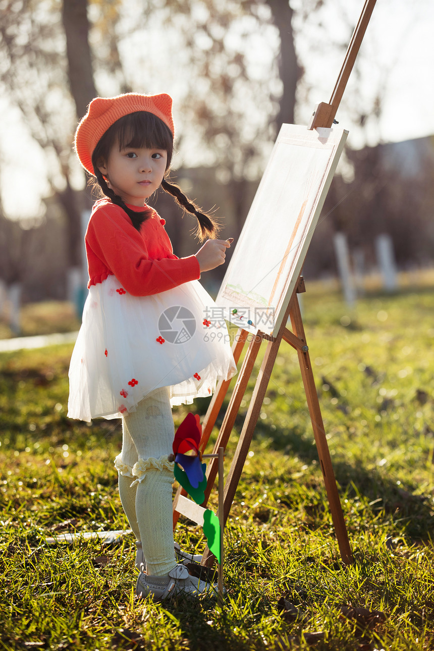 可爱的小女孩在户外画画图片