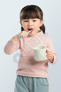 顽皮的小女孩可爱的小女孩正在刷牙背景