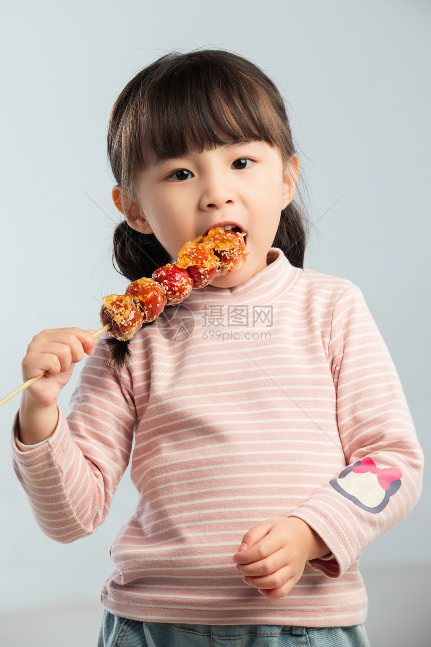 小女孩吃糖葫芦图片