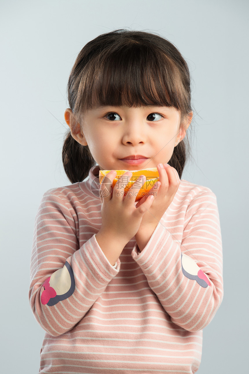 小女孩吃水果图片