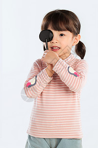 可爱的小女孩检查视力图片