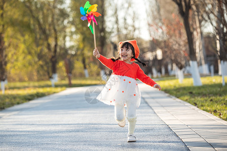 彩色人物跑步可爱的小女孩在户外玩耍背景