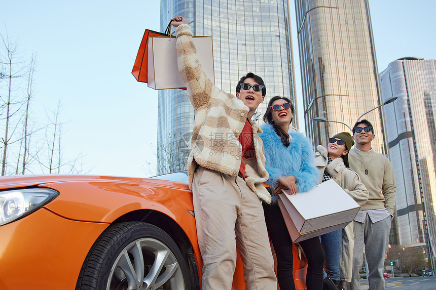 快乐的青年人驾驶豪车购物图片