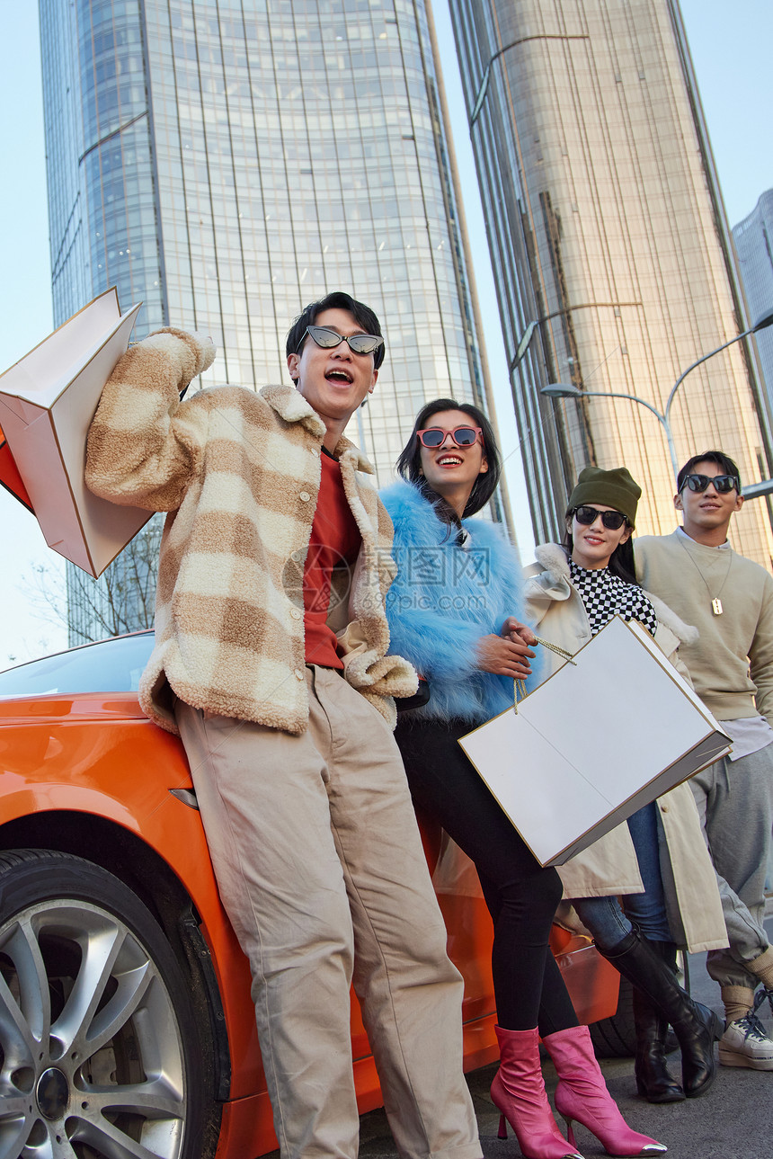 快乐的青年人驾驶豪车购物图片
