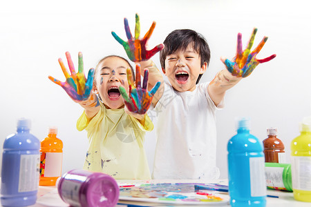 手上涂满颜料的小学生高清图片