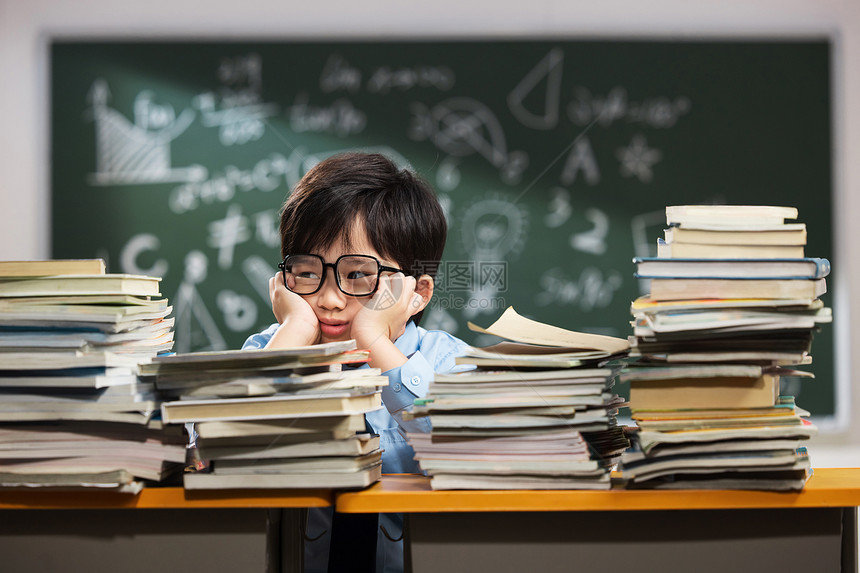 面对作业苦恼的小学生图片