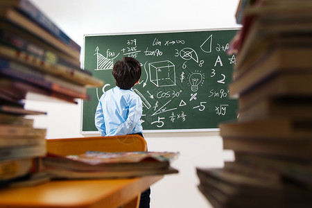 被书压垮孩子小学男生被数学题难住的背影背景