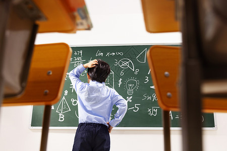 小学男生被数学题难住的背影图片