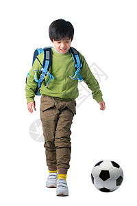 一个男孩和足球背景图片