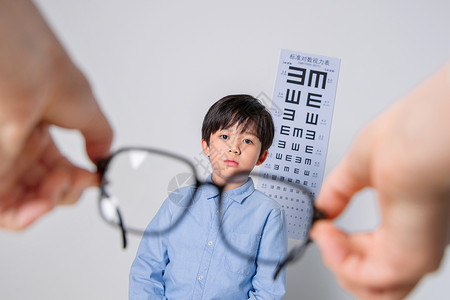 眼科技术需要佩戴眼镜的小学男生背景