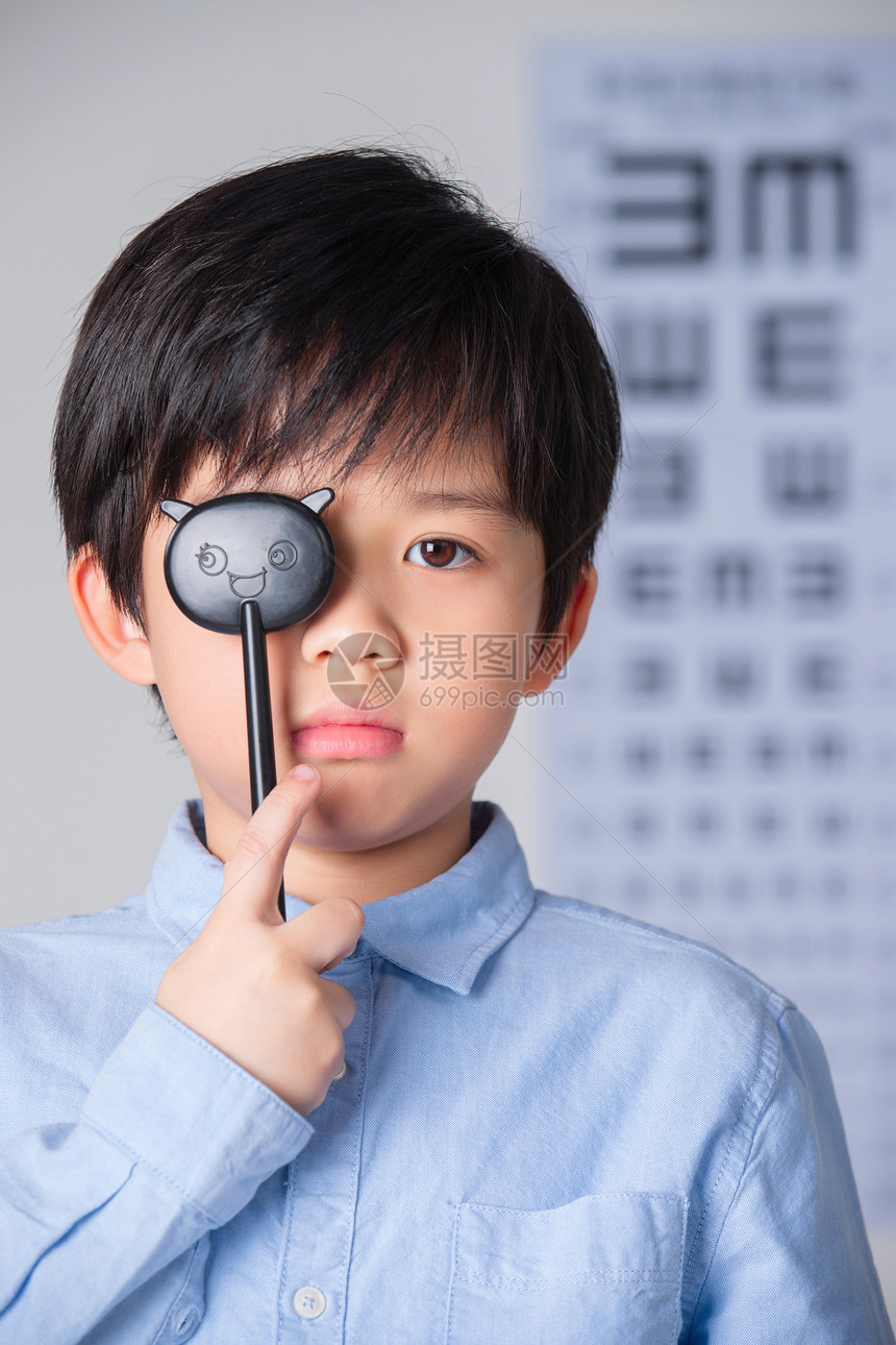 小学男生测视力图片