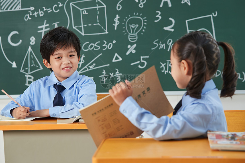 小学生在教室里上课图片