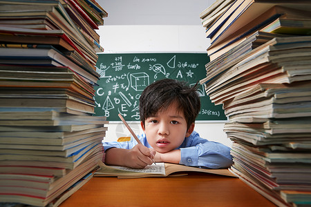 男生领带素材苦恼的小学生写作业背景