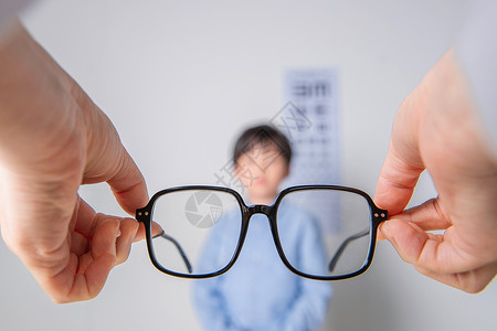 视力视力测验需要佩戴眼镜的小学男生背景