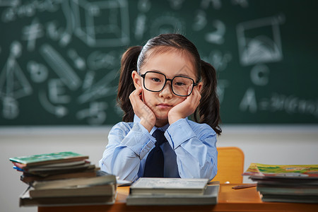 表现消极戴眼镜的小学女生背景