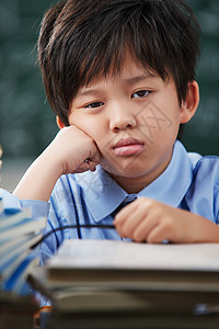 苦恼的小学生图片