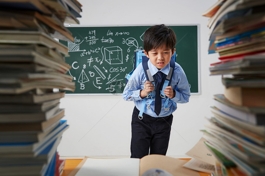 面对学业苦恼的小学生图片