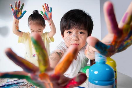 恶作剧的小男孩手上涂满颜料的小学生背景