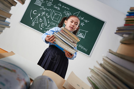 搬书搬着沉重课本的小学女生背景