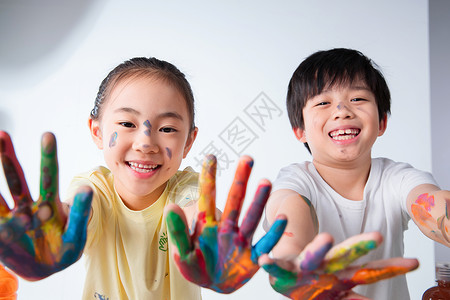 手上涂满颜料的小学生图片