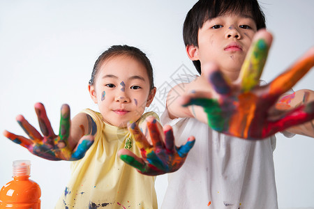 手上涂满颜料的小学生高清图片