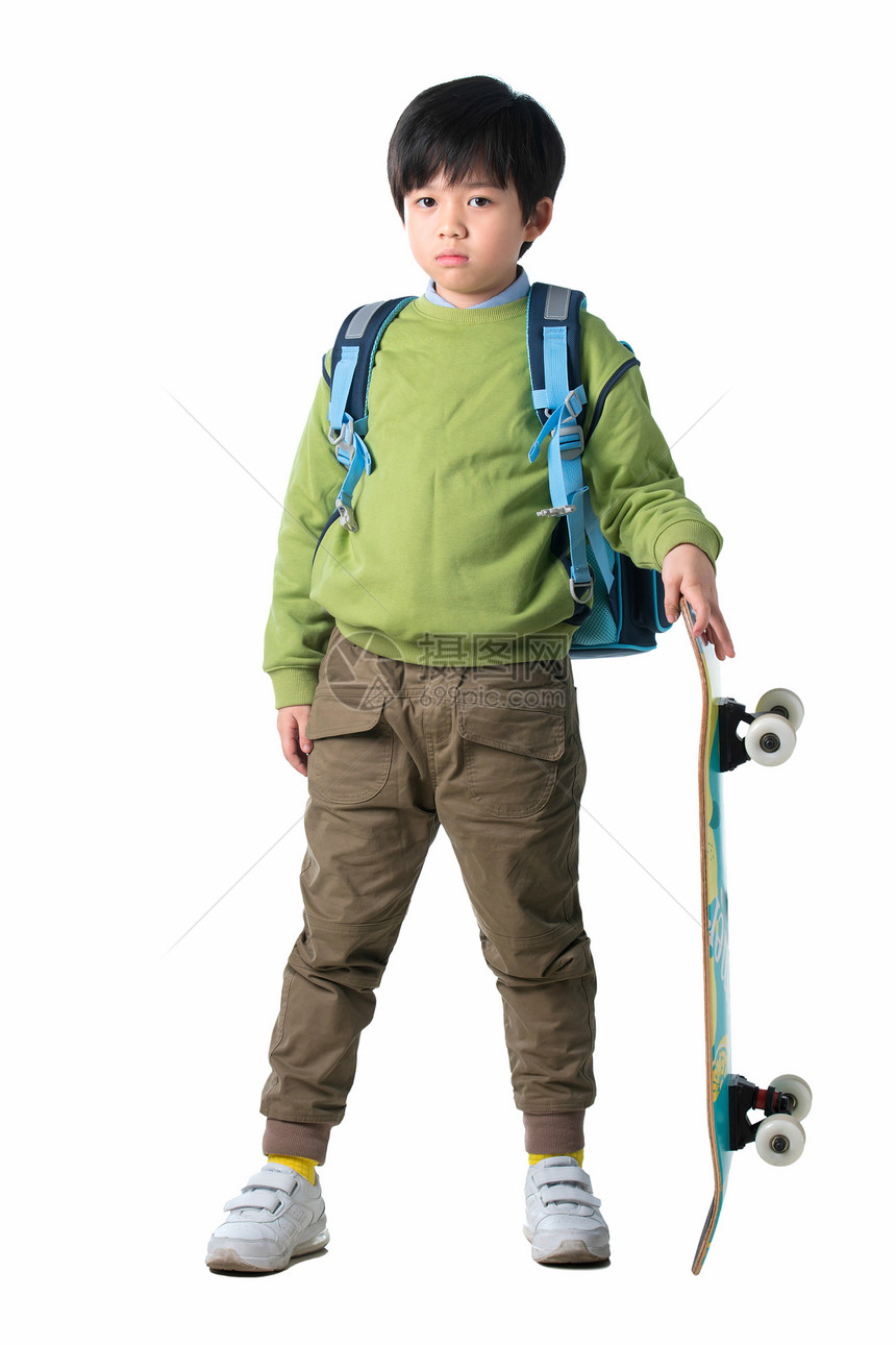 拿着滑板的小男孩图片