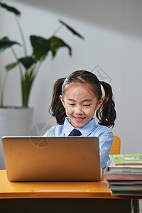 互联网线上办公室运营插画小学女生在线上网课背景