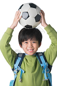足球放在地上一个男孩把足球放在头顶背景