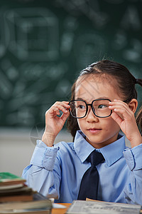 戴眼镜的小学女生图片