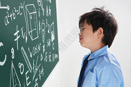 儿童侧面小学男生被数学题难住背景